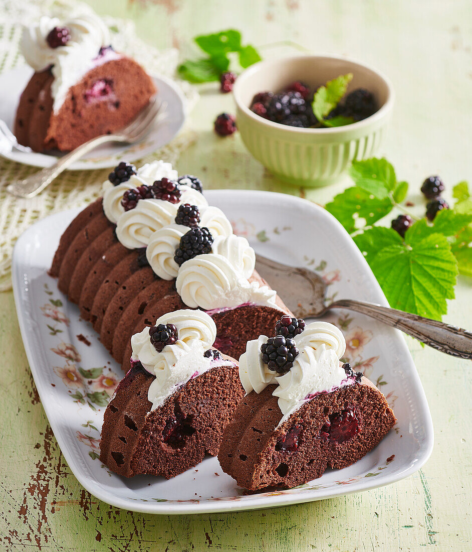 Cocoa cake with blackberries and mascarpone cream