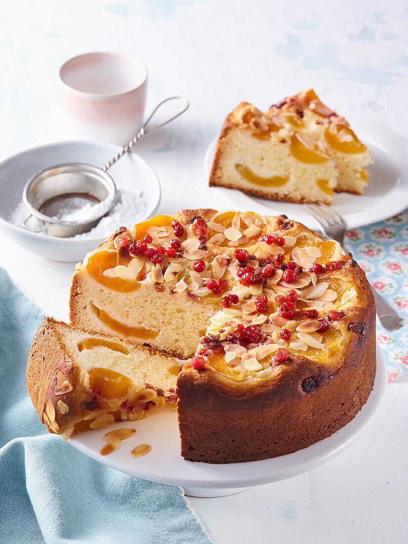 Corn and spelt flour cake with quark and fruit