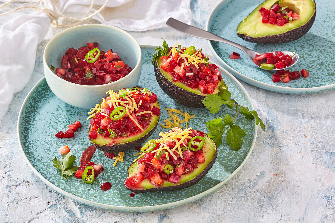 Avocados gefüllt mit Rote-Bete-Salsa