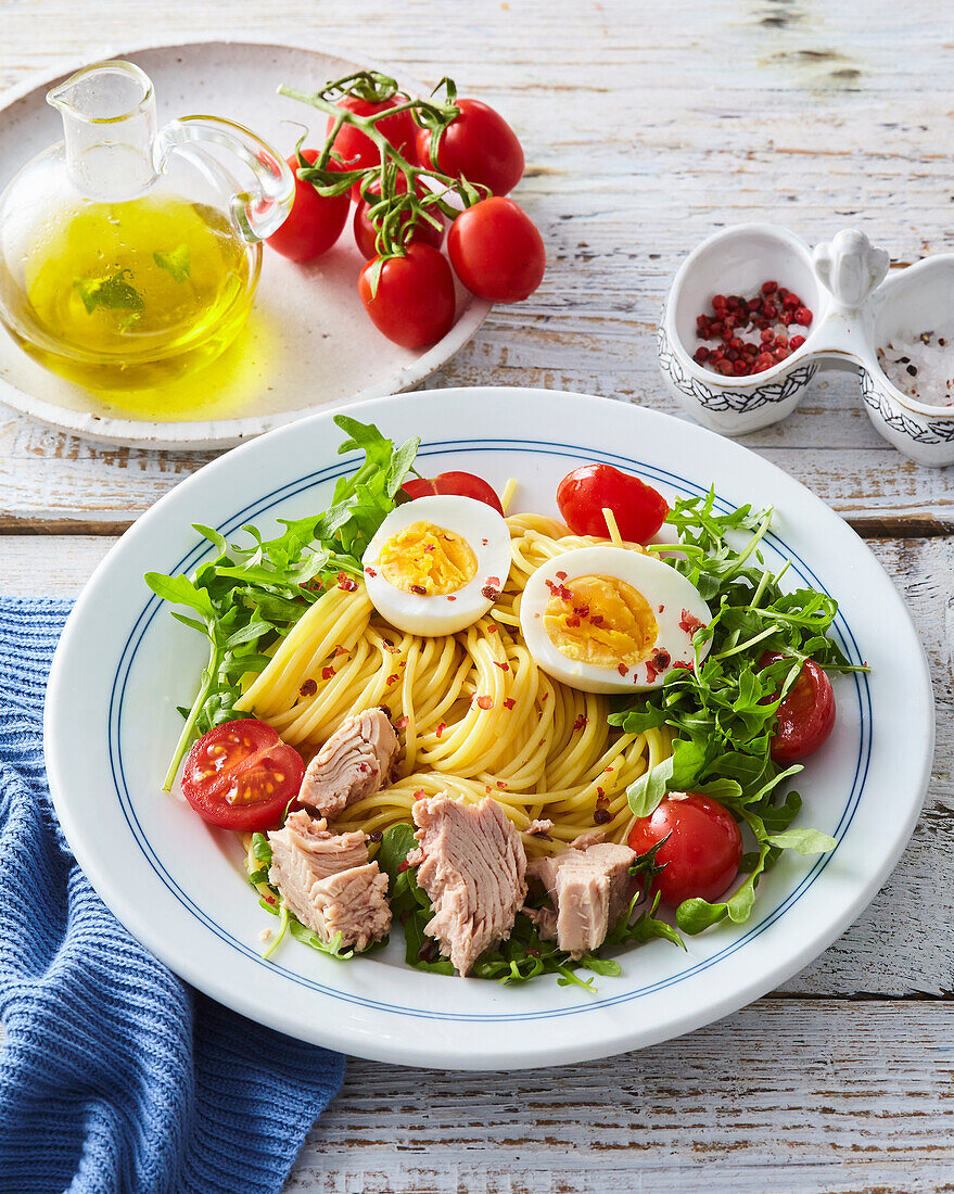 Spaghetti mit Thunfisch und hartgekochtem Ei