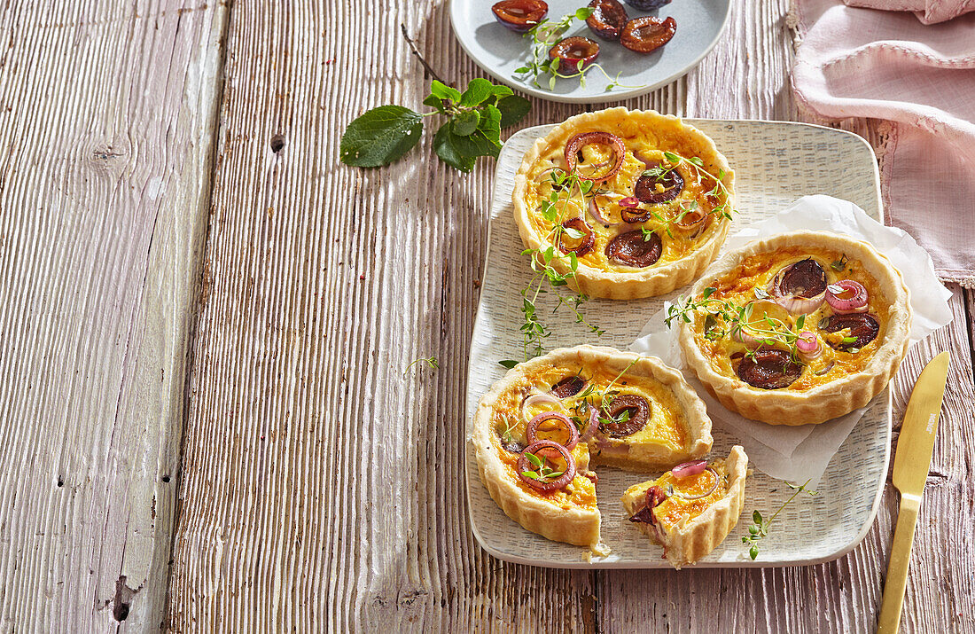 Kleine Zwiebelquiches mit Pflaumen