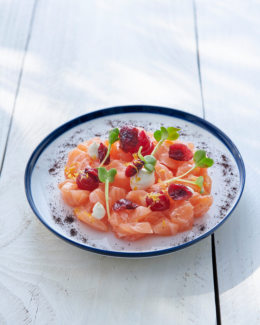 Salmon tartare with cranberries and cheese