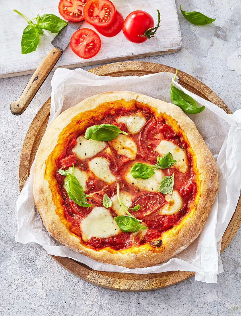 Pizza Margherita mit Tomaten, Mozzarella und Basilikum