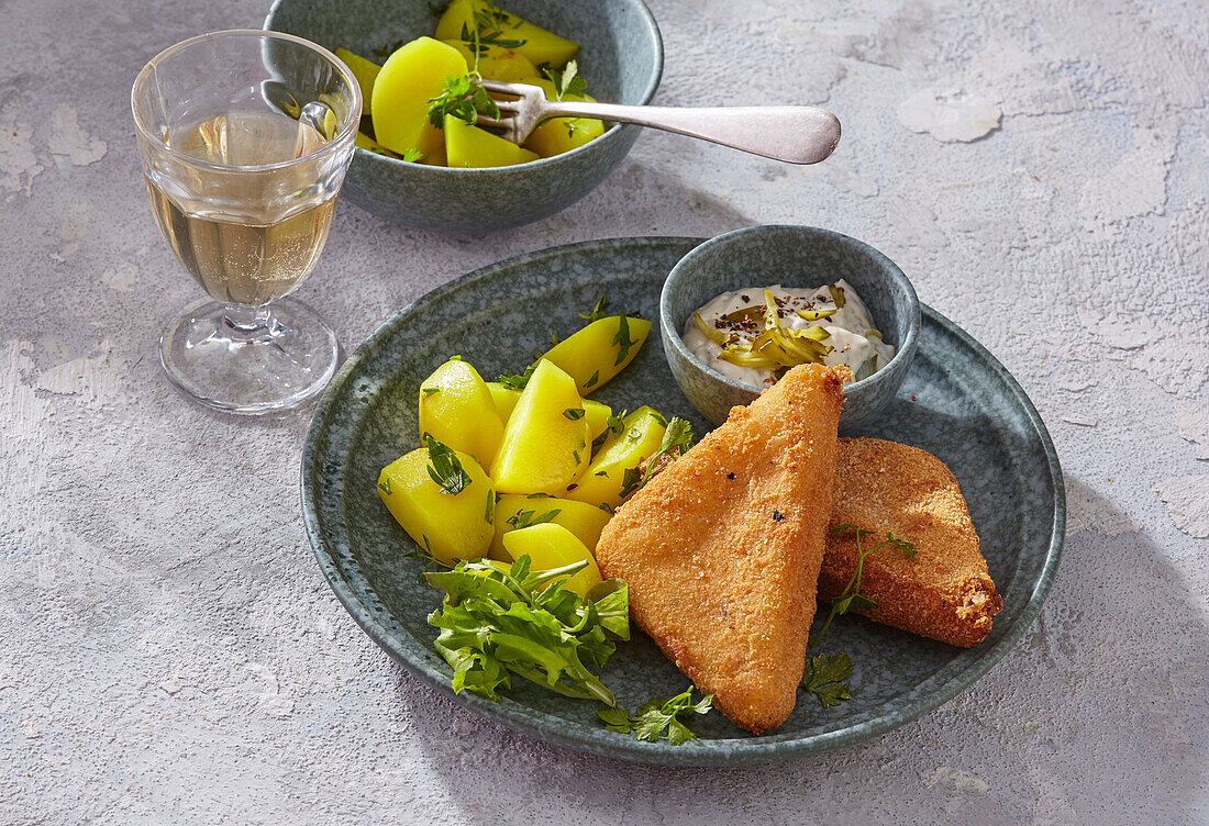 Gebackener Käse mit Salzkartoffeln