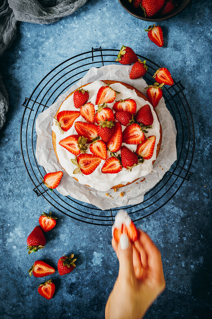 Quick cake with strawberry and cream topping