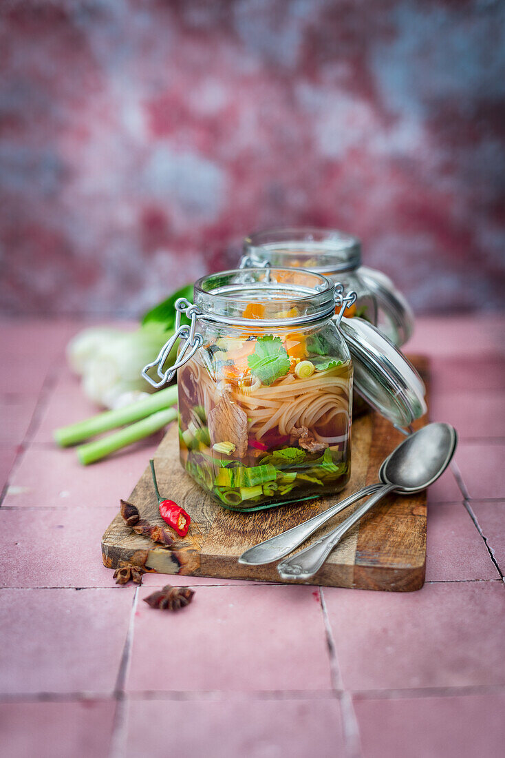 Pho Suppe mit Rindfleisch aus Vietnam im Glas zum Mitnehmen