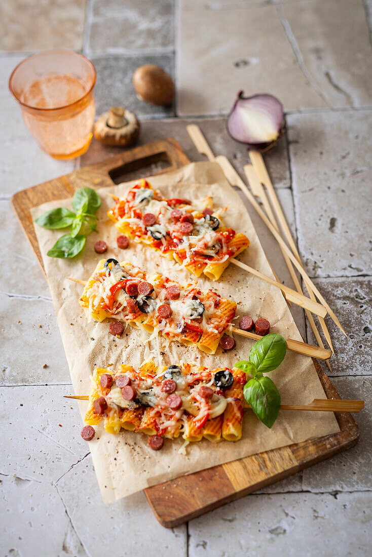 Pizza noodle skewers with salami slices