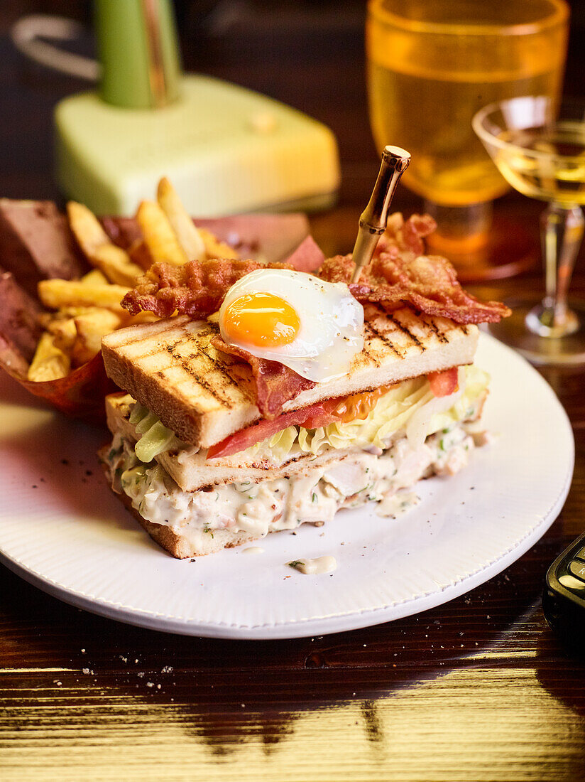 Club Sandwich mit Spiegelei