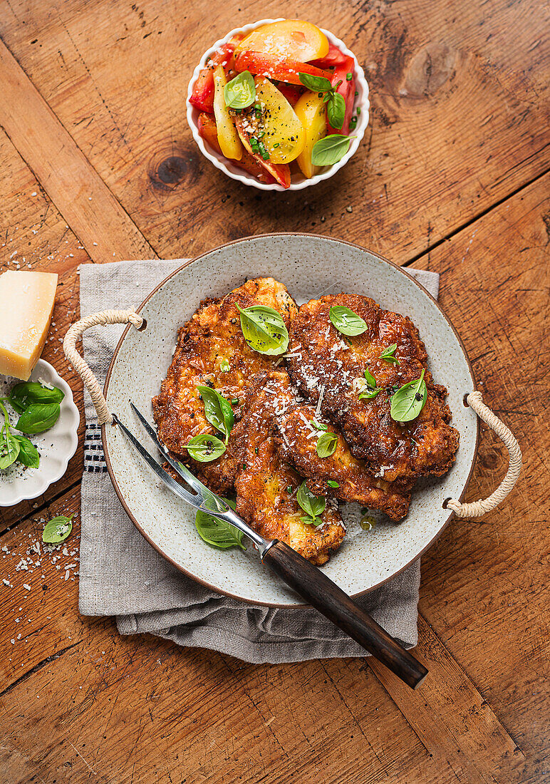 Parmesan-Schnitzel mit Tomatensalat