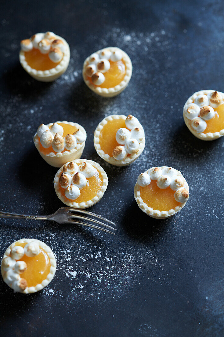 Mini tartelettes with lemon curd and meringue