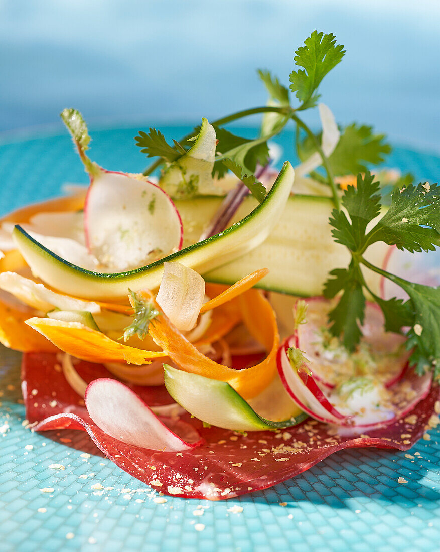 Salat mit Fenchel, Karotten, Zucchini und Bresaola