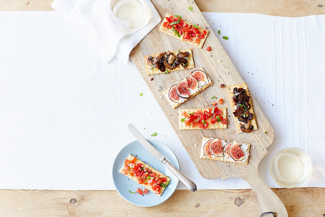 Crackers mit Tomaten, Feigen, Frischkäse, Pilzen