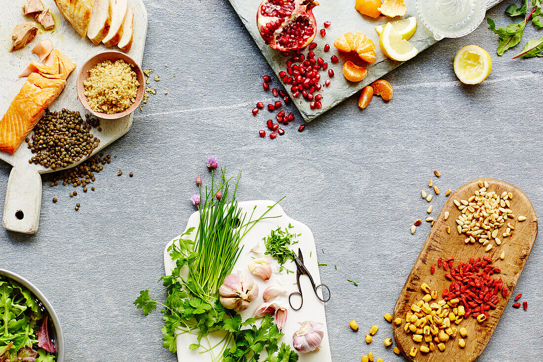 Gesunde Ernährung mit Obst, Nüssen, Kräutern, Fisch und Geflügel