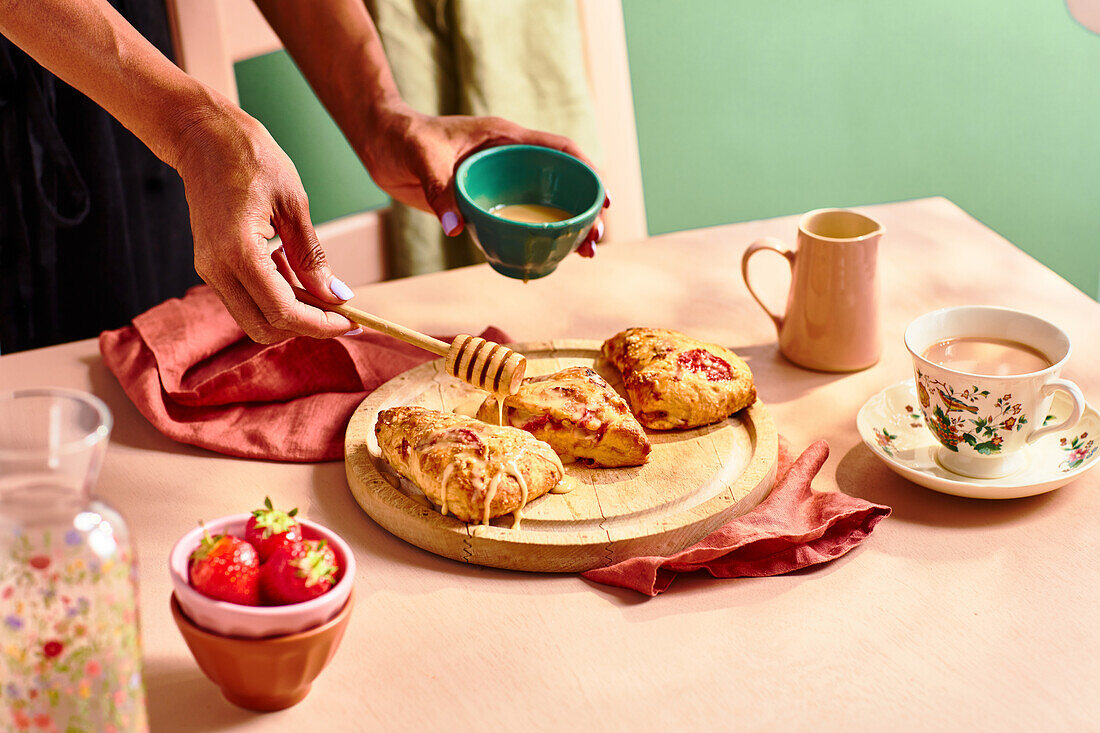 Erdbeer-Scones mit Glasur