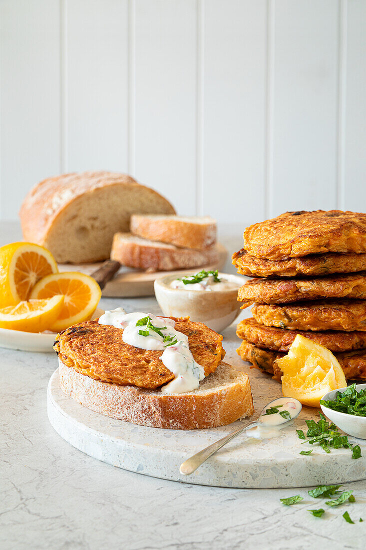 Muschel-Süßkartoffel-Fritters mit Chili-Minz-Mayonnaise