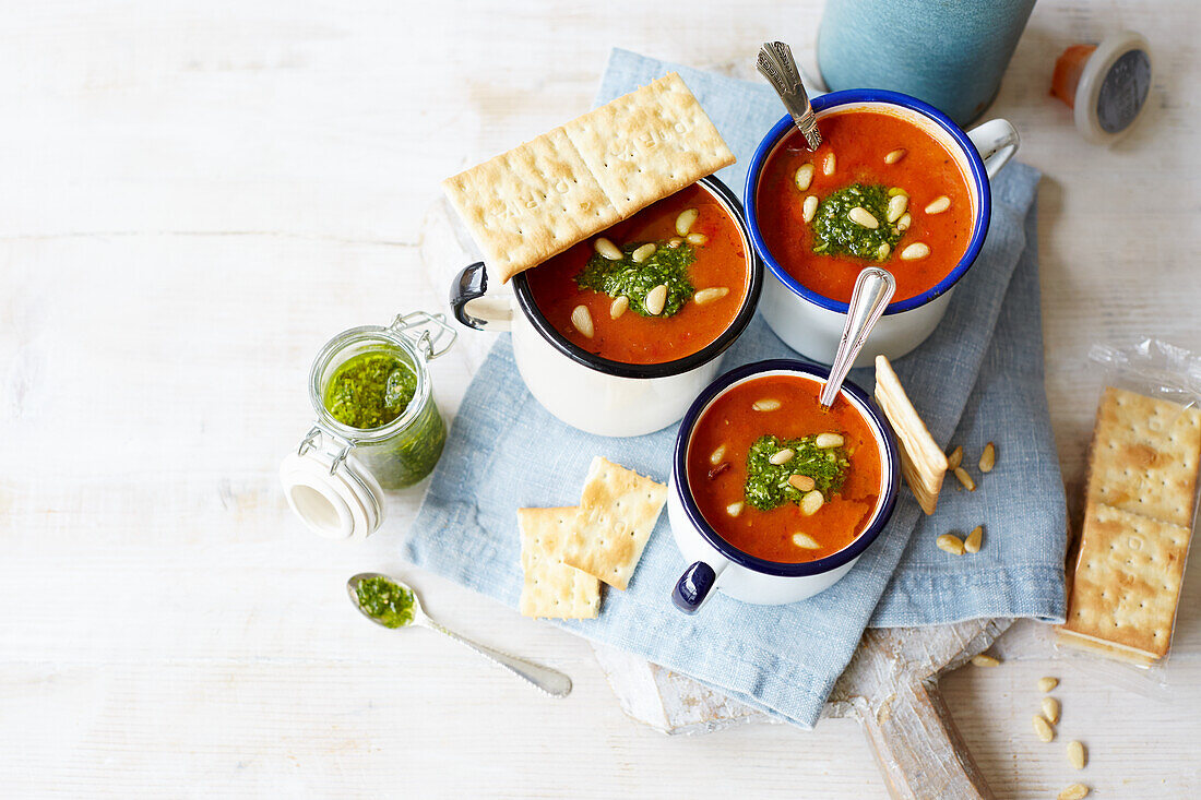 Tomato and pesto soup with crackers