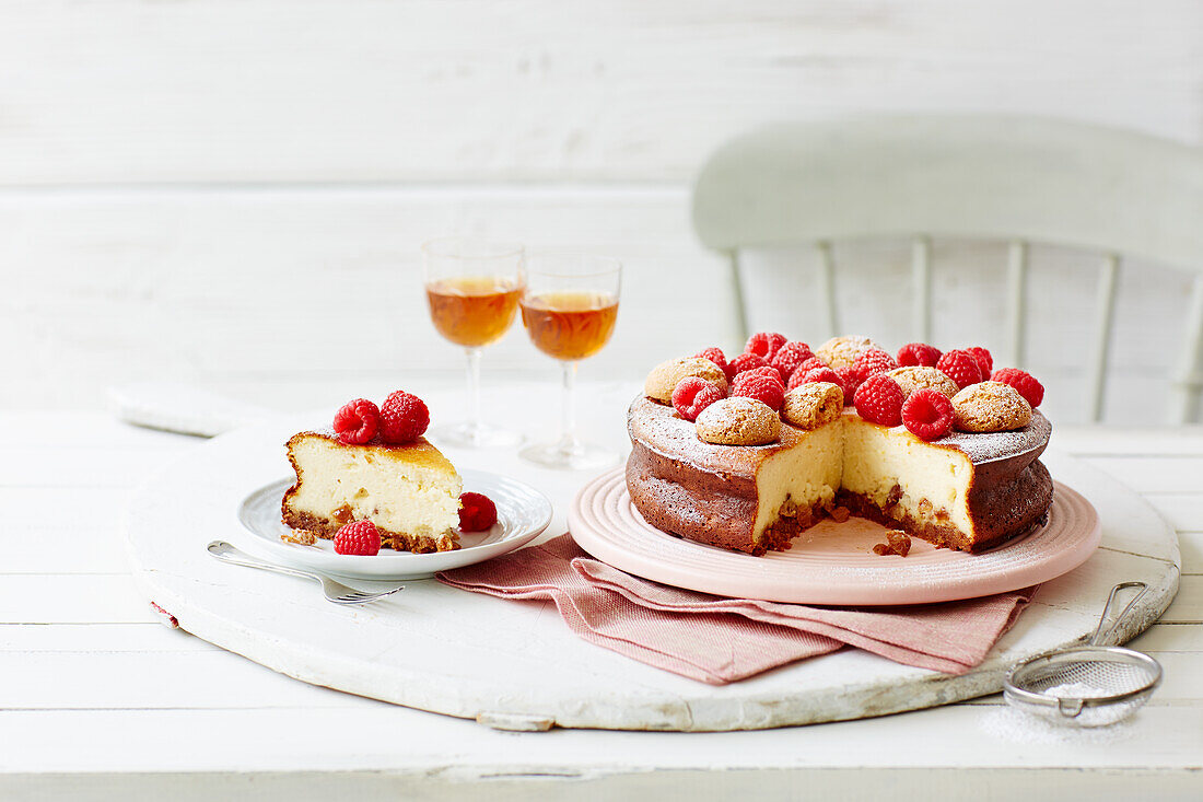 Cheesecake with soaked raisins, amaretti and raspberries