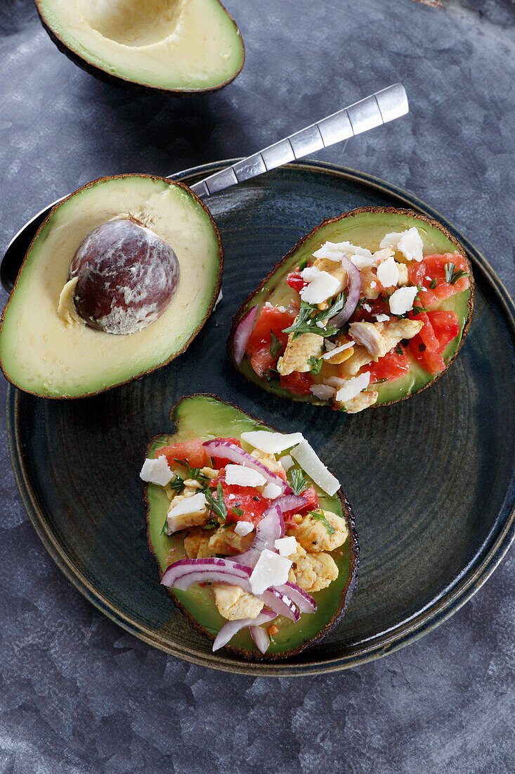 Mit Hähnchen gefüllte Avocado