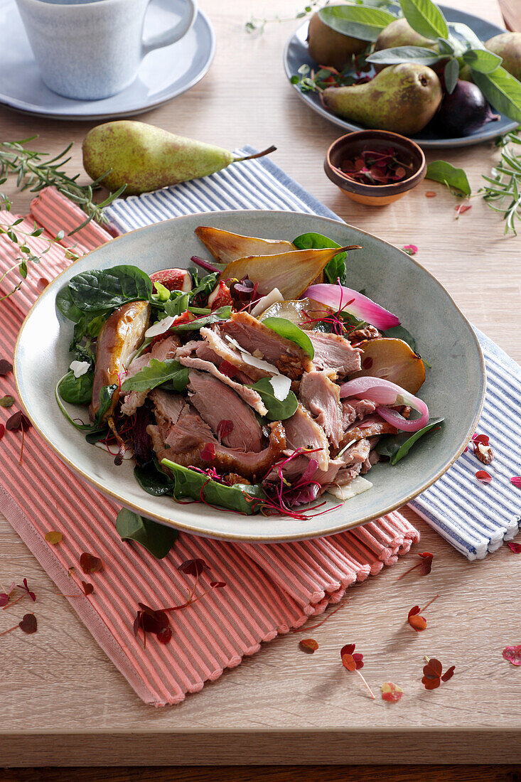 Salad with roast goose, spinach and pears