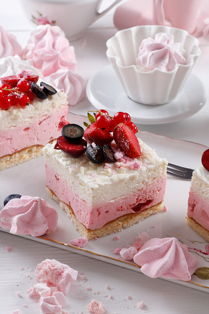 Strawberry foam cake with meringue