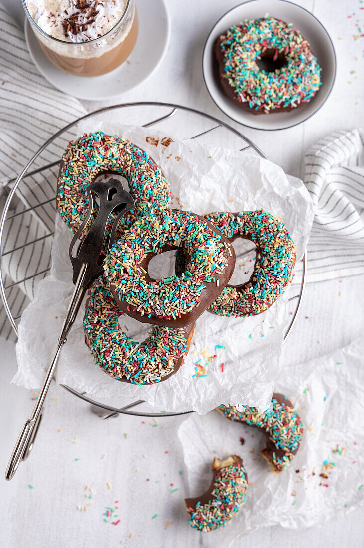 Vegane Donuts mit Zartbitterglasur und Zuckerstreuseln