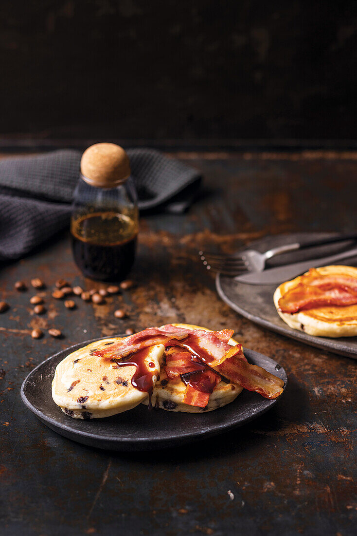 Chocolate-Chip-Flapjacks mit Kaffeesirup und Speck