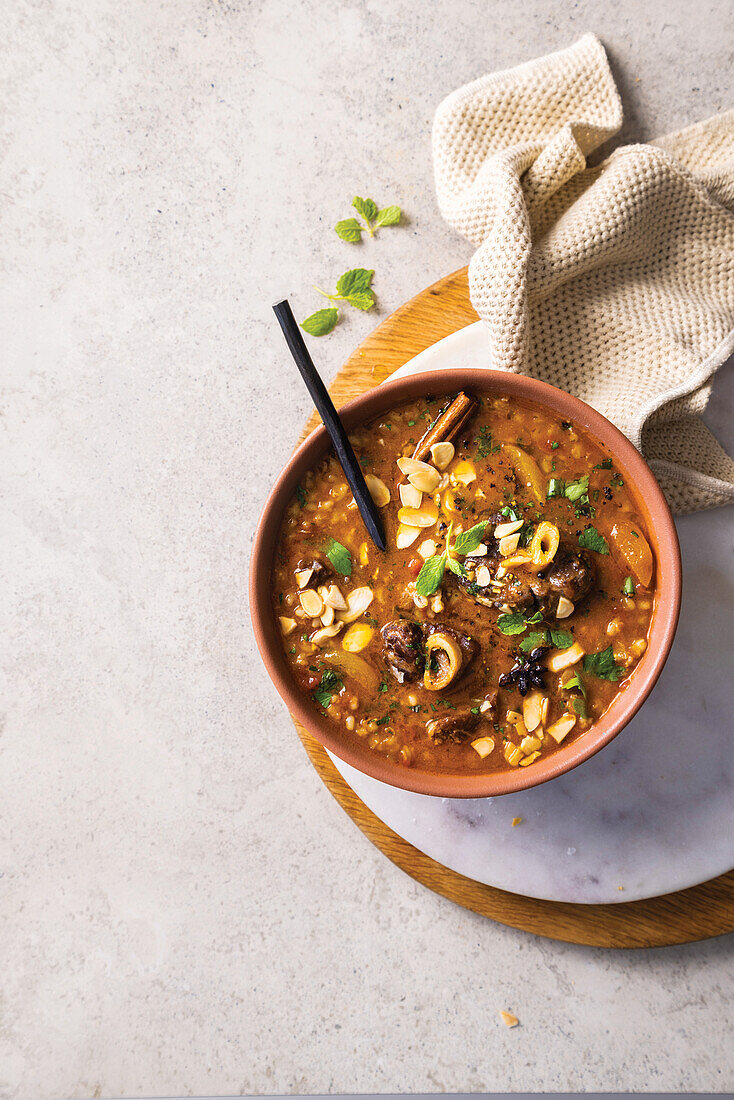 Mediterrane Lammsuppe mit Zimt und Mandeln