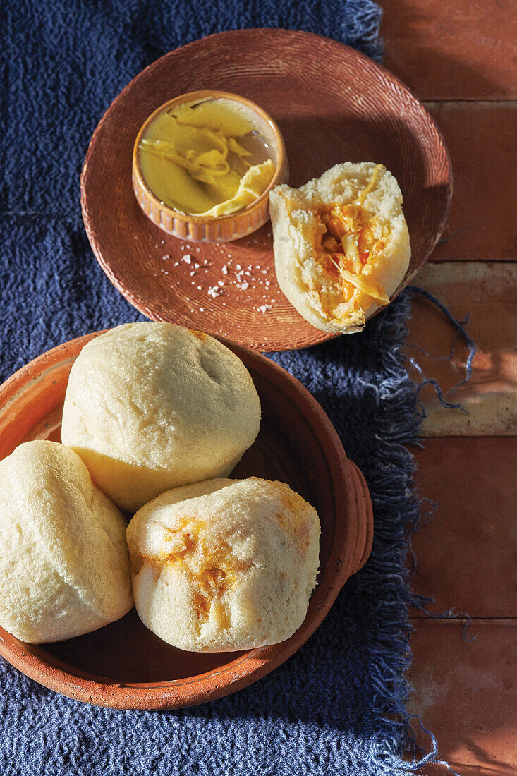 Chakalaka-Mais-Dombolo mit Käse (Südafrika)