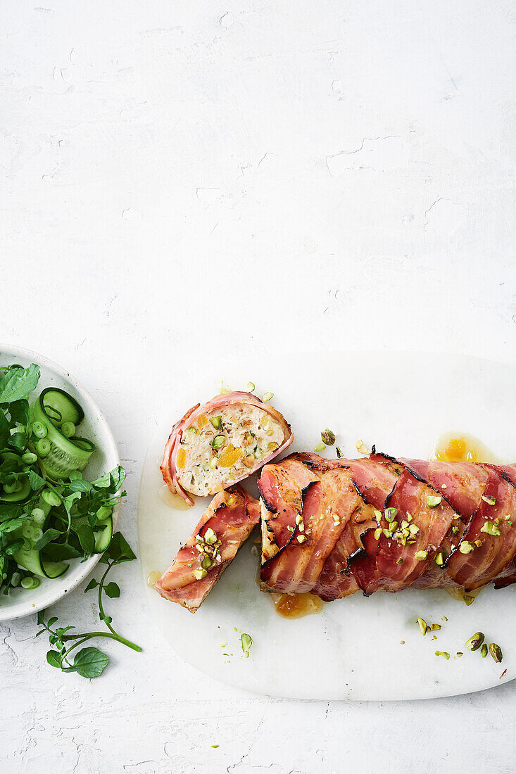 Aprikosen-Hähnchen-Hackbraten mit Speck