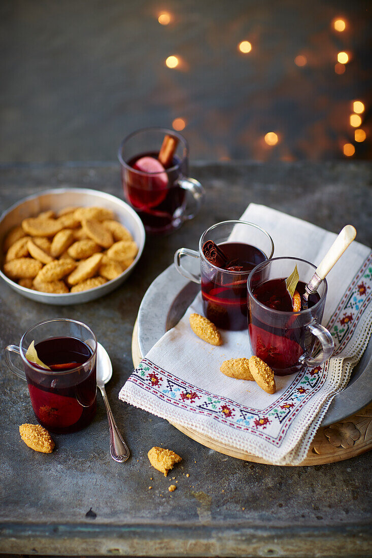 Mulled wine with cheese cracker bites