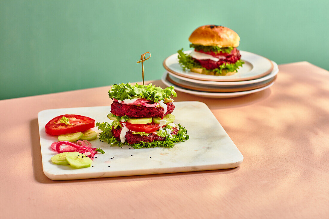 Beetroot burger with lettuce, cucumber, tomatoes and yogurt