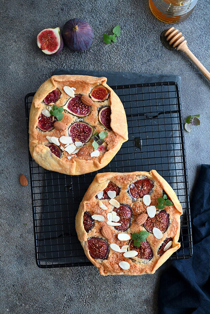 Galettes with almond frangipane, figs, almonds and honey