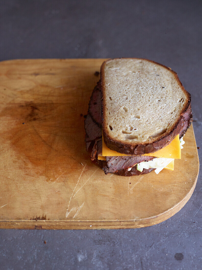 Pastrami-Sandwich mit Käse, Senf und Coleslaw