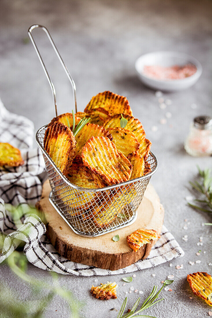 Homemade crisps with herbs