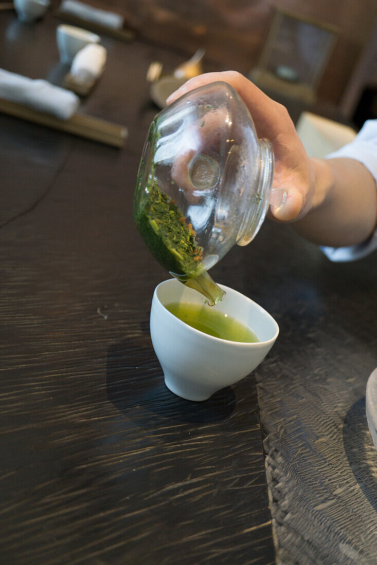 Grüner Tee mit Sakurablüten (zum Kirschblütenfest, Japan)