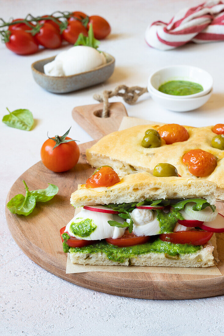 Focaccia gefüllt mit Mozzarella, Salat und Rucolapesto