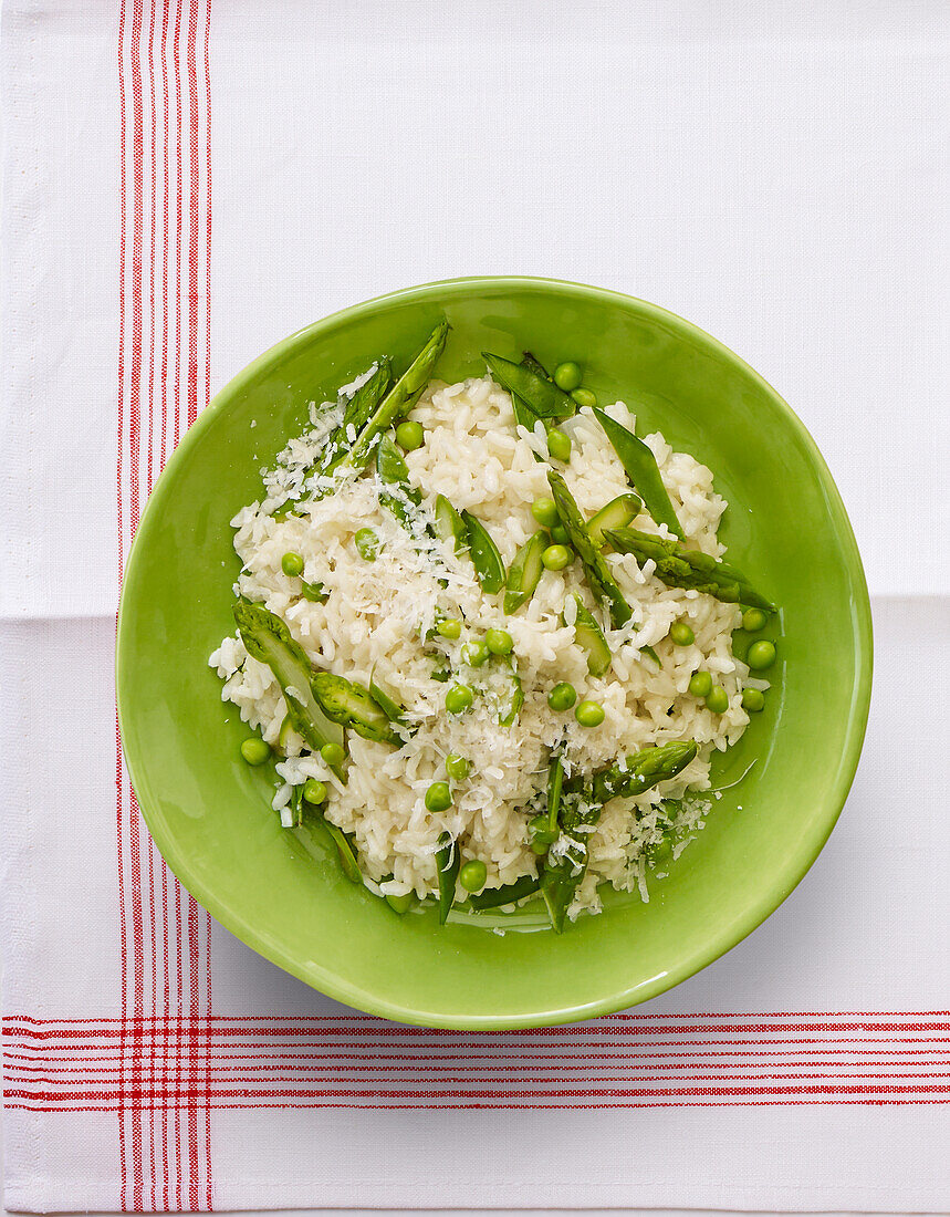 Risotto with green asparagus and peas