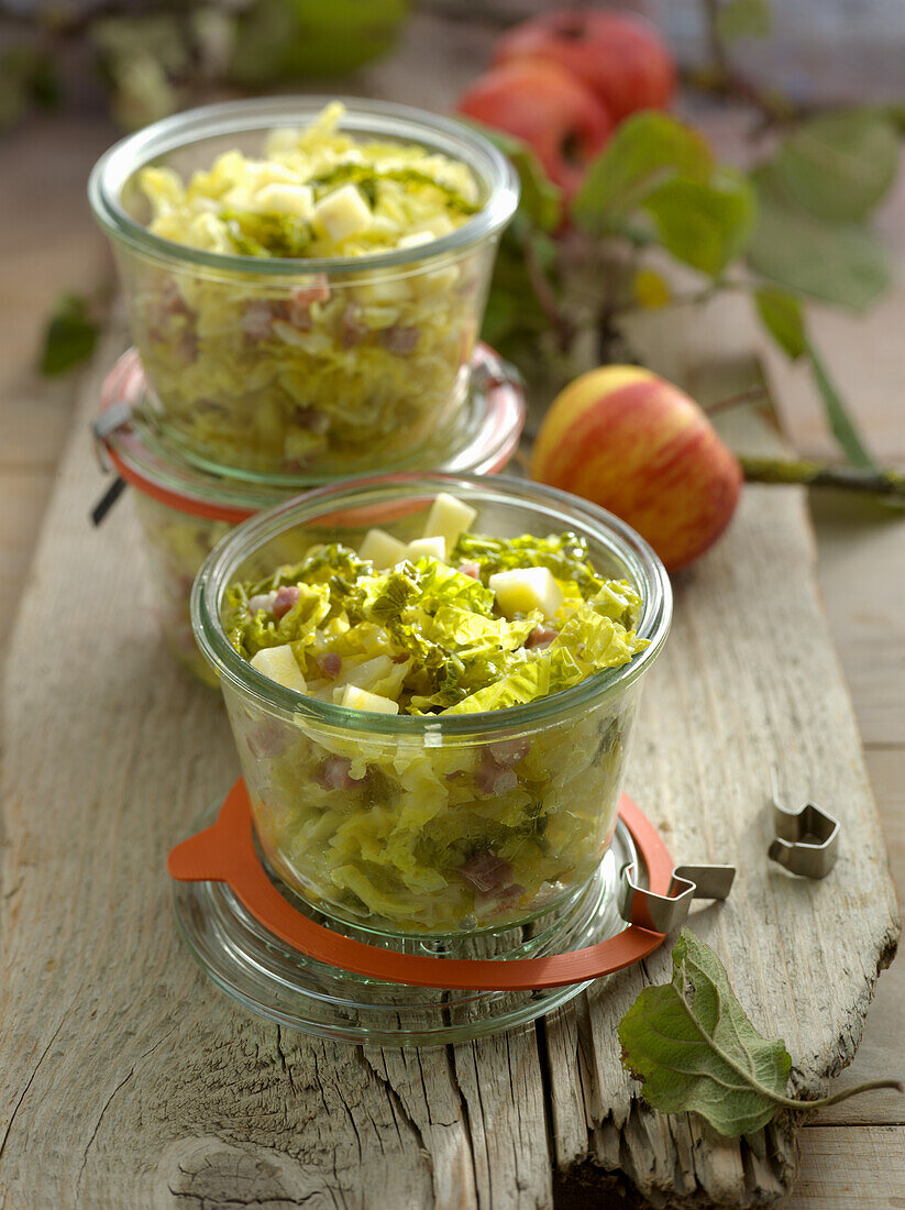 Preserved savoy cabbage with apples
