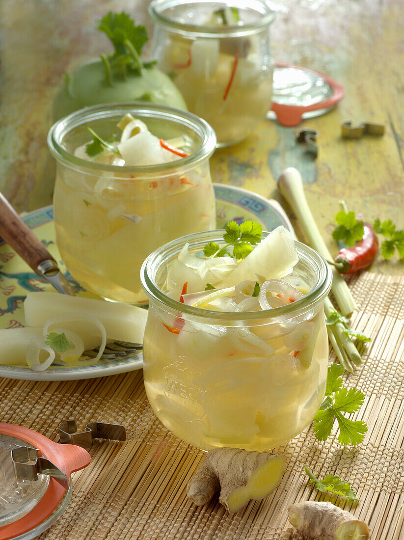 Eingemachter asiatischer Kohlrabisalat mit Ingwer und Chili