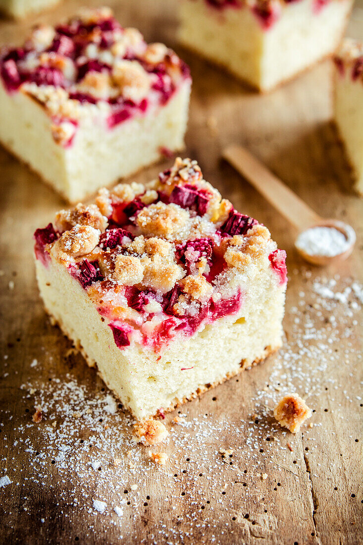 Yeast cake with rhubarb and crumble