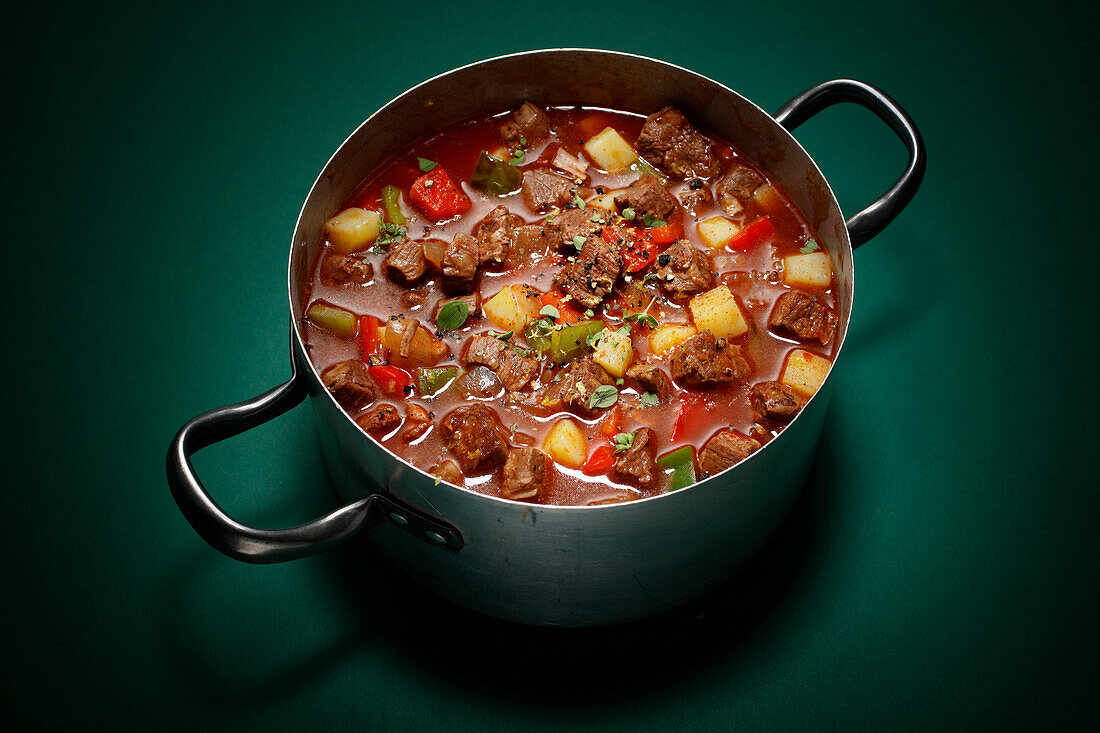 Rindergulasch mit Kartoffeln und Paprika