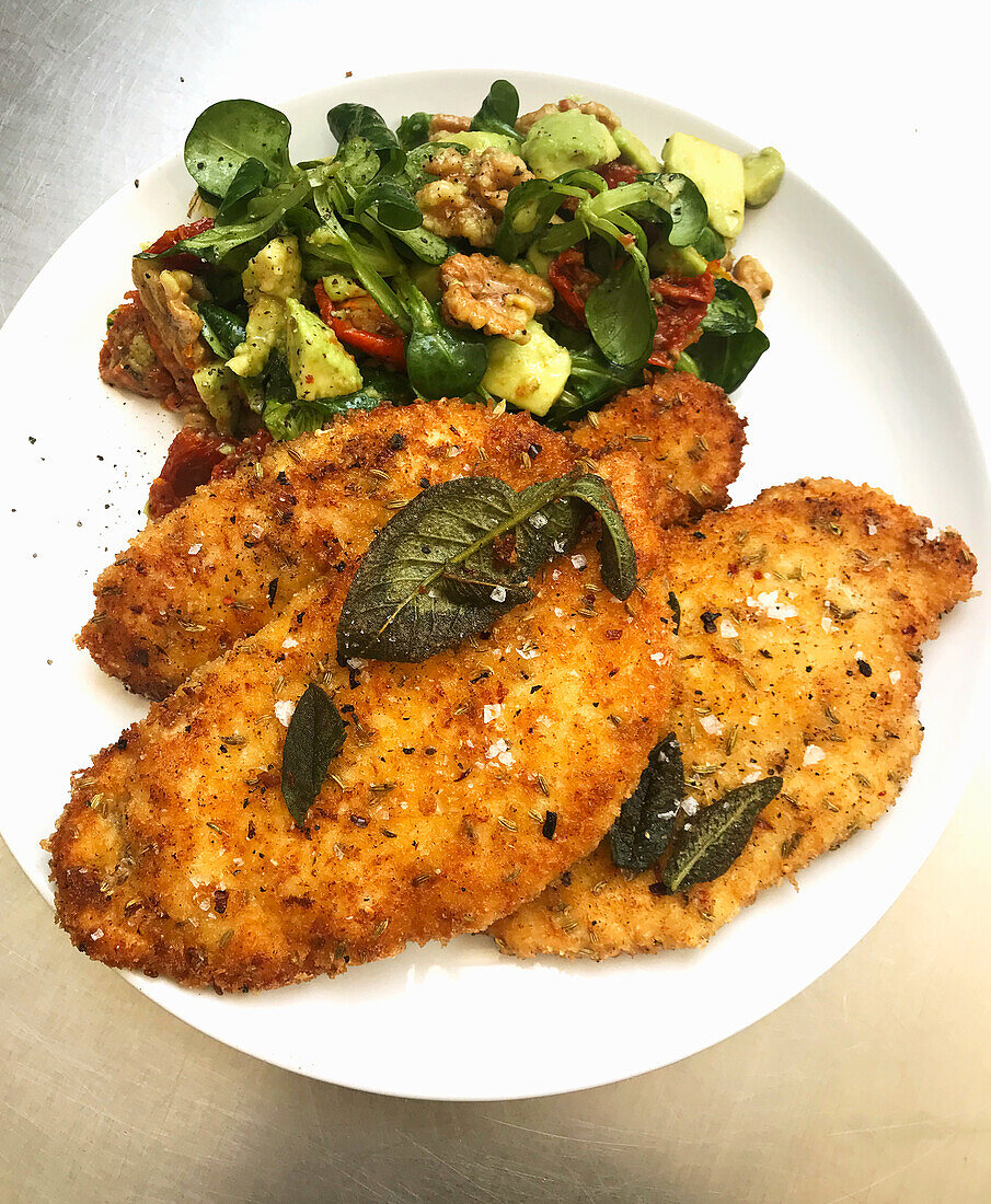 Panierte Parmesan-Hähnchenschnitzel mit Herbstsalat