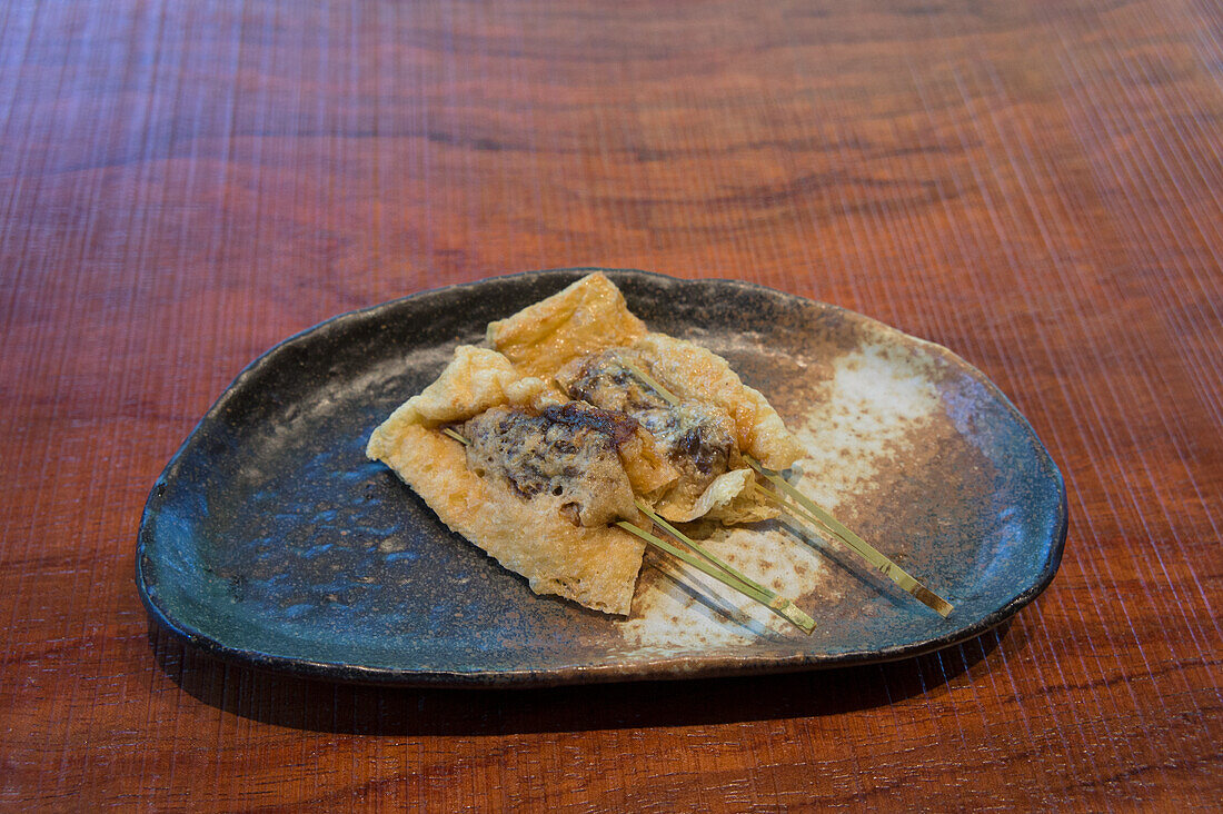 Frittierter Tofu mit süßen Sojabohnen auf Kiefernnadel-Spießchen