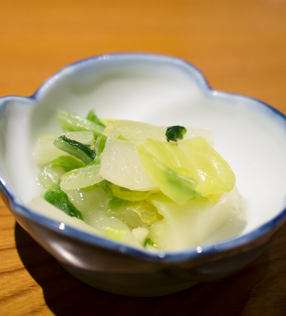 Japanische Pickles aus Kohl und Gurken