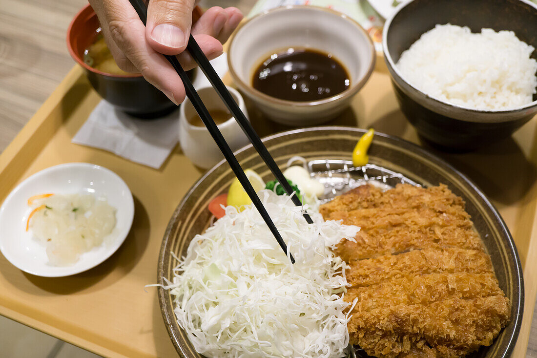 Tonkatsu (Japanisches paniertes Schnitzel) mit Kohl, Reis und Pickles