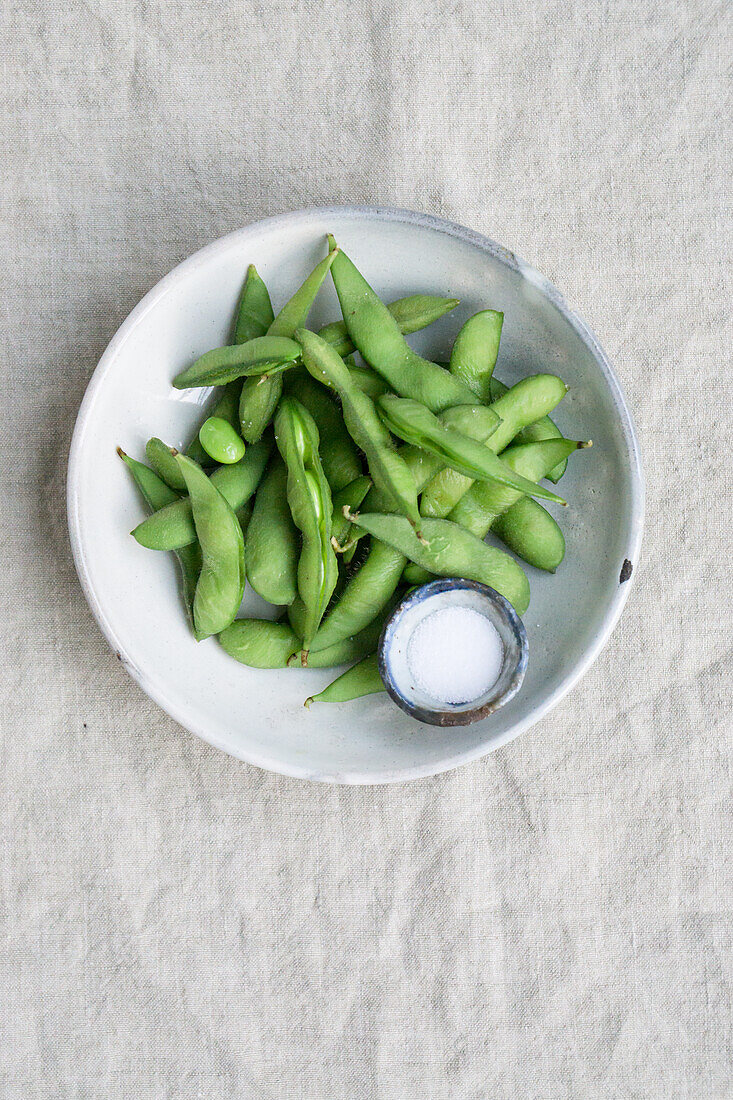 Edamame (Sojabohnen) mit Salz