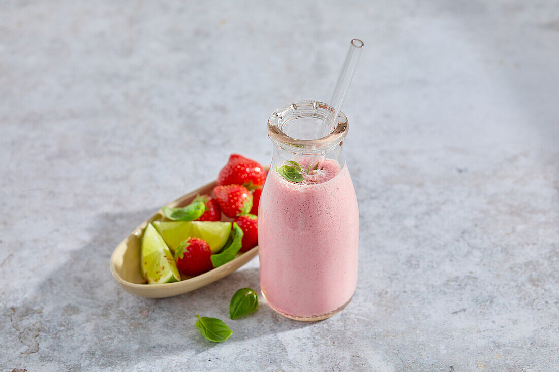 Strawberry and vanilla shake with skyr and almonds