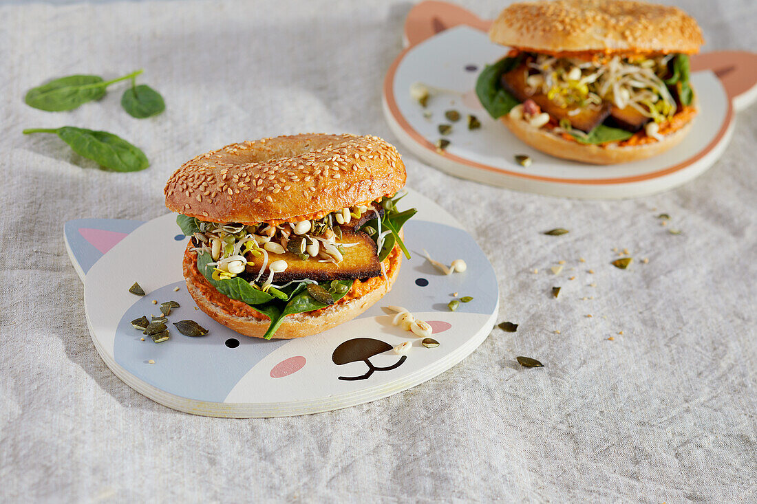 Herzhafter Bagel mit Räuchertofu, Sprossen und Spinat