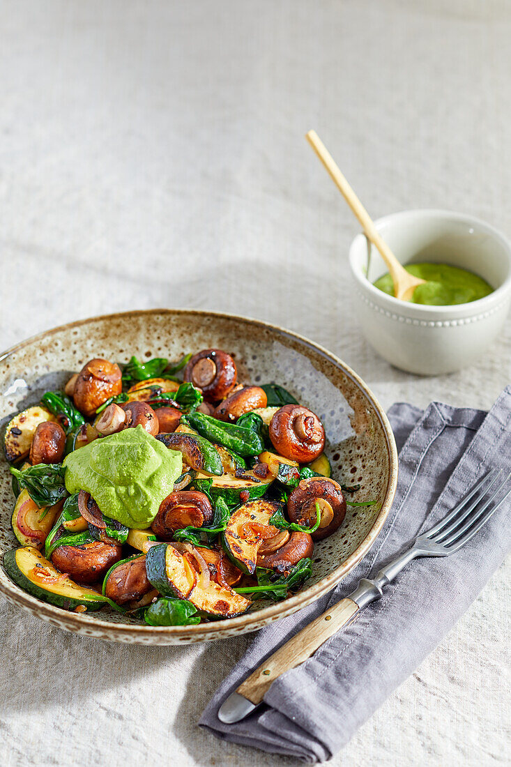 Vegane Zucchini-Pilz-Pfanne mit Walnusspaste