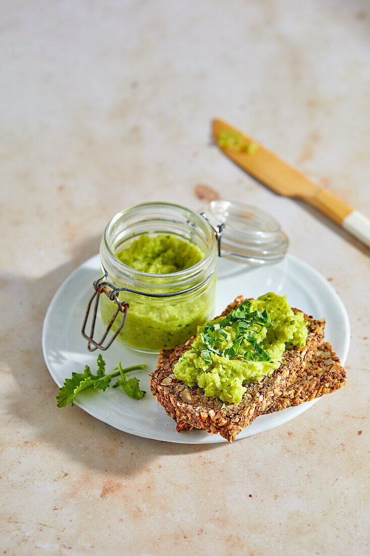 Power sandwich with vegetable spread